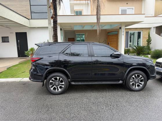 TOYOTA HILUX SW4 2.8 D-4D TURBO DIESEL DIAMOND 7L 4X4 AUTOMÁTICO